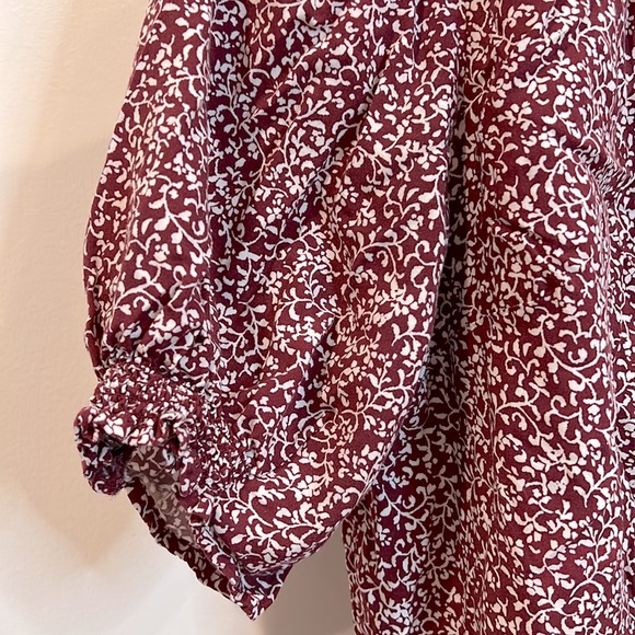 🥀Old Navy Burgundy & White Floral Print V-Neck with Slight Puffed Sleeve Blouse - Picture 4 of 6